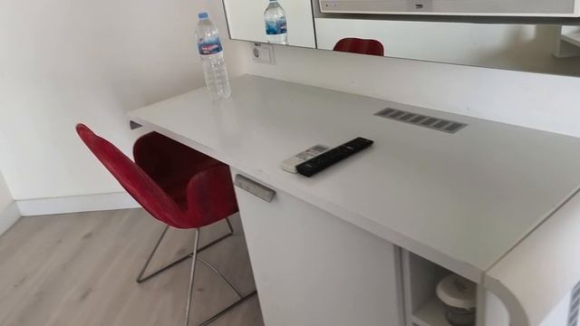 Заселись в шикарный номер в отеле.