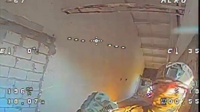 Российский боец перехватил дрон ВСУ голыми руками и выкинул его