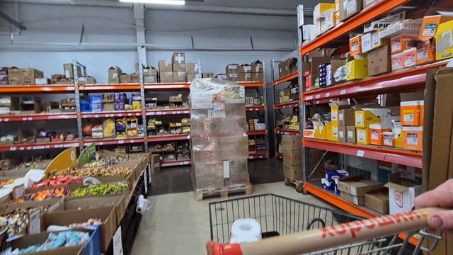 поехала в банк и по пути, чай кофе купить/ электрик закончил работу