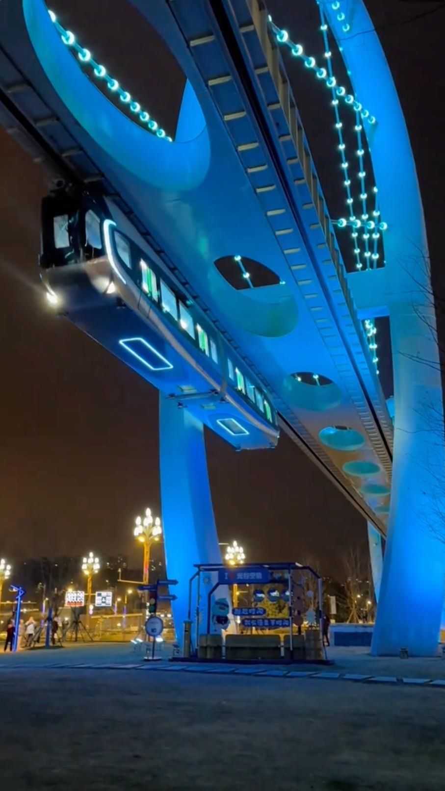 🚝 Поезд над городом: необычный «аттракцион» Уханя