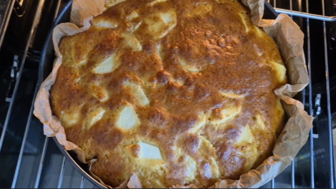 ЯБЛОЧНЫЙ ПИРОГ НА КЕФИРЕ...ОООЧЕНЬ ПРОСТО И ВКУСНО 😋