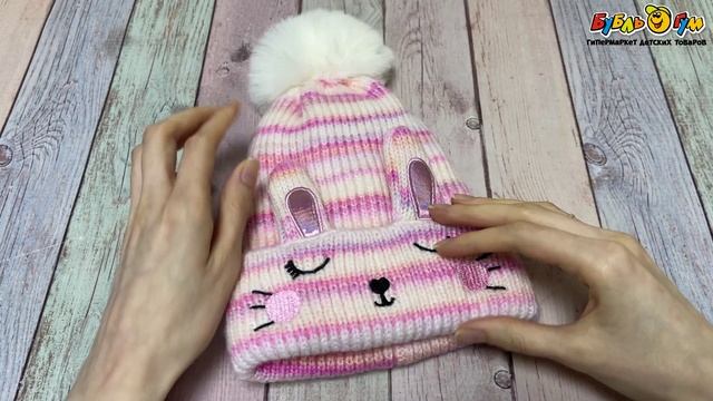 Шапка зимняя Lanson Kids теплая вязаная с помпоном и вышивкой в виде мордочки зайчика разноцветная - видео