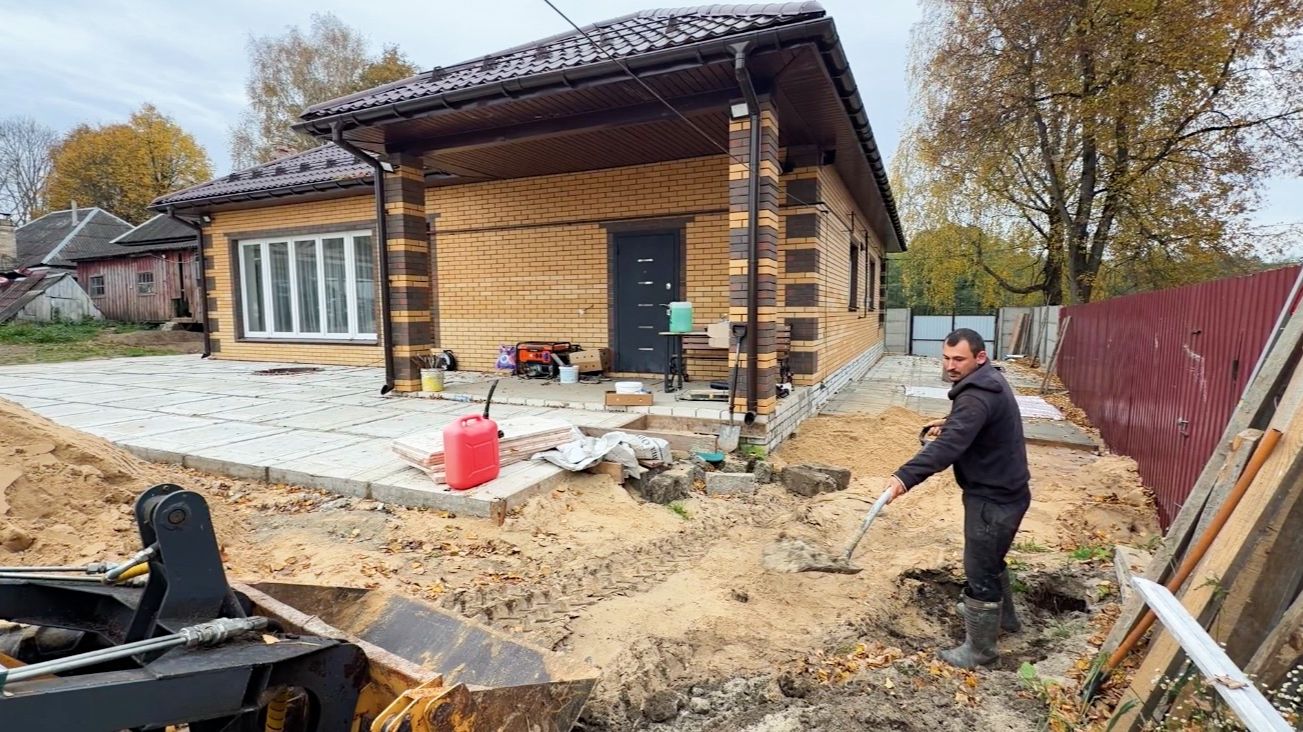 ⁣Пришлось все перекопать. Коровы снесли стену на ферме. Делаем отмостку вокруг дома своими руками.