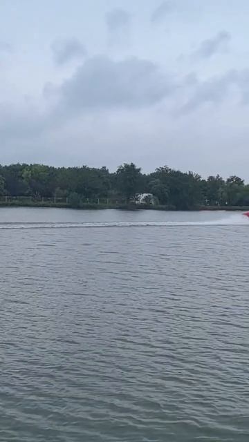 🚤По китайскому озеру рассекает «суперкар»