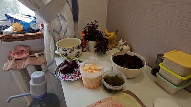 Дождь, сижу дома, готовлю борщ и куриную печень в сметане. Заказали пиццу и суши.