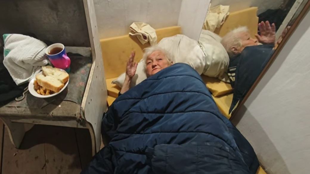 БАБА НИНА ОТ ФЕДИ УЖЕ УСТАЛА . БЕГАЕТ В БАНЮ ПРО ВОВКУ СПЛЕТНИЧАЕТ .