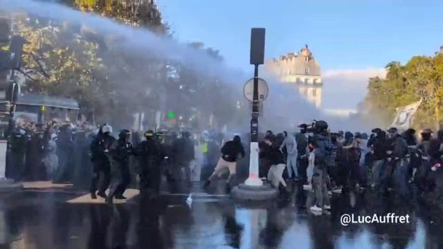 Во Франции сегодня начался штурм Бастилии.