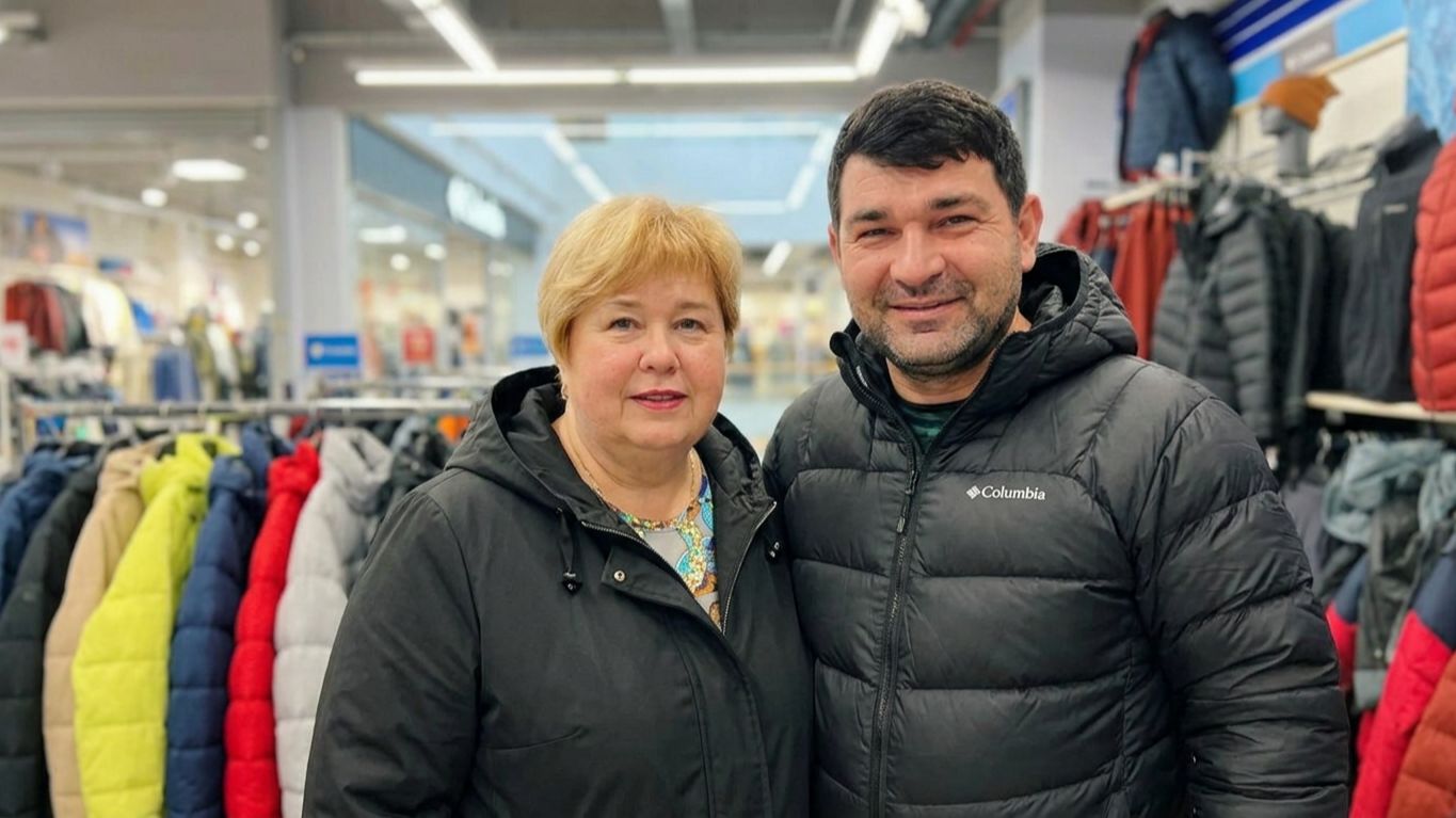 Уговорила Сафара на дорогую покупку выбираем зимний пуховик. Прогулка по Карнавалу смотрим кошельки.