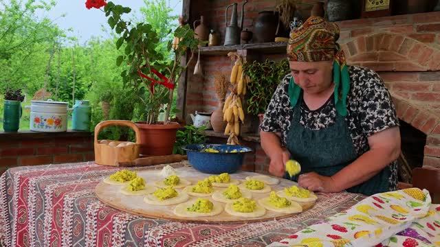 Бабушка готовит  домашнюю деревенскую выпечку Азербайджанская Кухня Деревенская Кухня  Рецепты