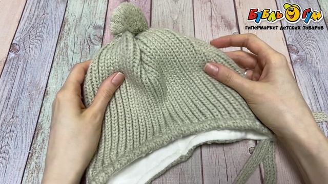 Шапка зимняя с завязками в крупную объемную вязку с помпоном серо-бежевая  - видео