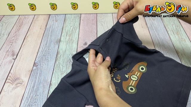 Футболка Lanson Kids хлопковая с круглым вырезом с кнопками на плечах с принтом машины серая - видео