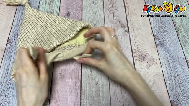 Комплект шапка на завязках с рельефной вязкой помпоном и снуд бежевый - видео