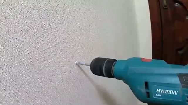 Вешаем зеркало на зеркальные клипсы.