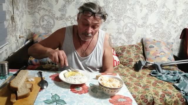 Для ужина запекаю минтай / Варю варенье из ягод санберри..