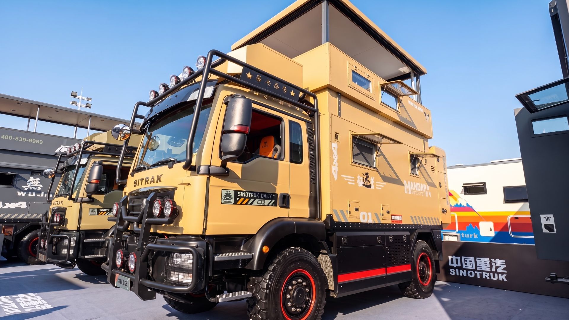 Автодом из Китая SITRAK 4×4 с террасой на крыше.