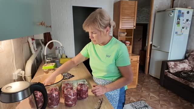 Купили мясо, делаем тушёнку. Мой Личный повар👍.