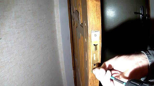 Замена врезного замка в деревянной двери.