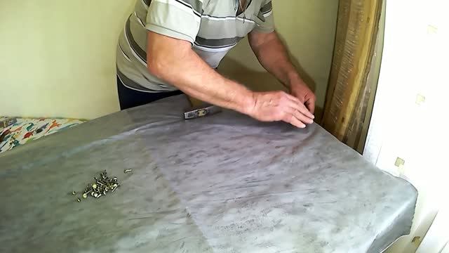 Как обшить дверь кожзамом.