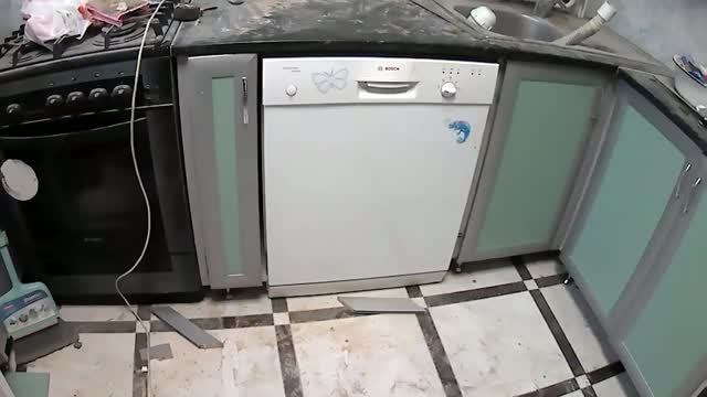 Как встроить посудомоечную  машину в готовую кухню.
