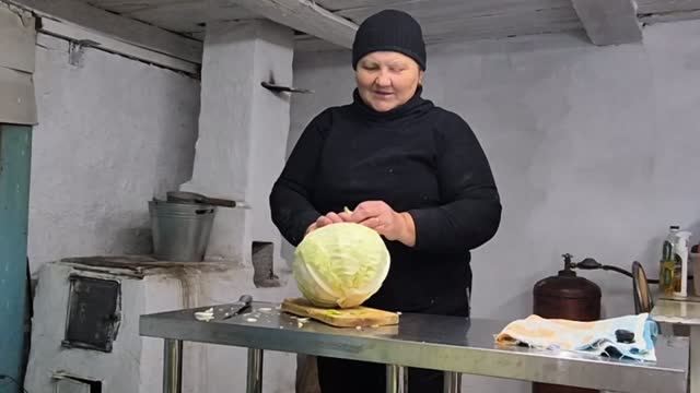 копчу курочек/ работы по дому очень много/ на завтра готовлю капусту