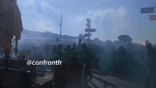 Франция. Боевые действия на улицах городов. До чего Макрон  школьников довел! 
Болеем за обе команды