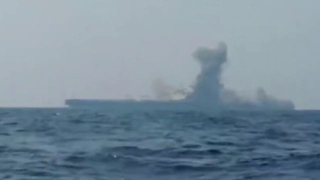 Танкер с двумя миллионами баррелей нефти подорвался на мине в Ормузском проливе