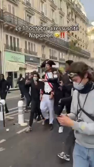 Наполеон присоединился к протестам во Франции
