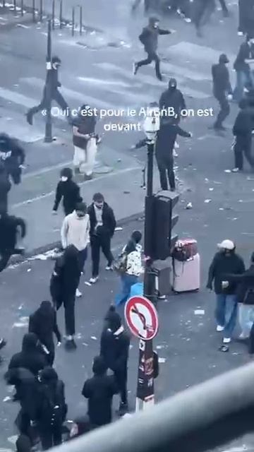 Два туриста проводят отпуск в Париже в неподходящий момент