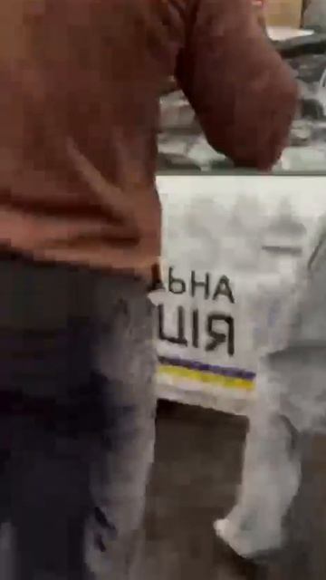 На Украине ТЦКшники попытались силой забрать отца двоих детей.

Мужик не стал молча подчиняться и по