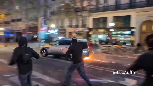 Франция должна гореть. Протестующие поджигают автомобили, строят баррикады, громят бизнесы. 550 - 80
