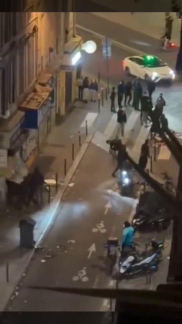 Вечер и ночь во Франции выдались спокойнее: мародёры без шума и сопротивления обносили магазины.