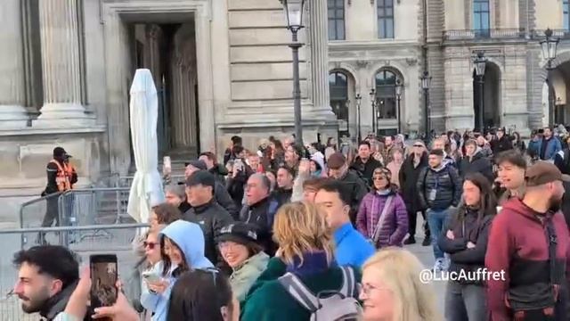 🚫 Студенты и школьники во Франции начали блокировать входы в музеи, в том числе в Лувр (на видео)
