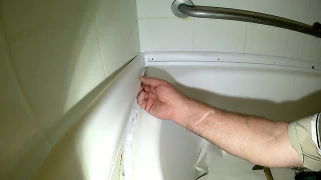 Последовательность действий при замене керамического плинтуса ванны на пластиковый.