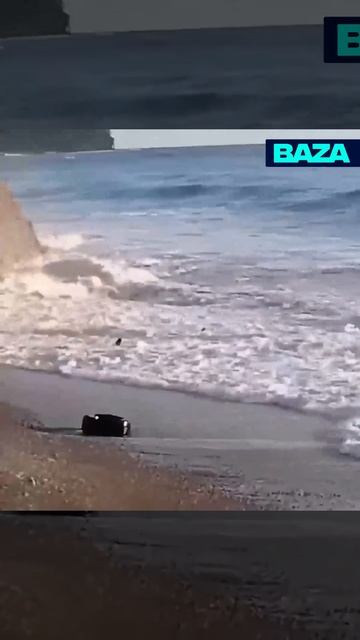 Штормовые волны унесли в море двух мужчин на глазах у отдыхающих