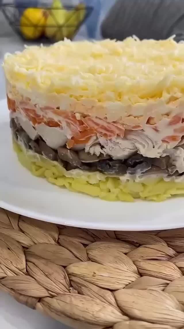 🥙 Сытный слоеный салат.