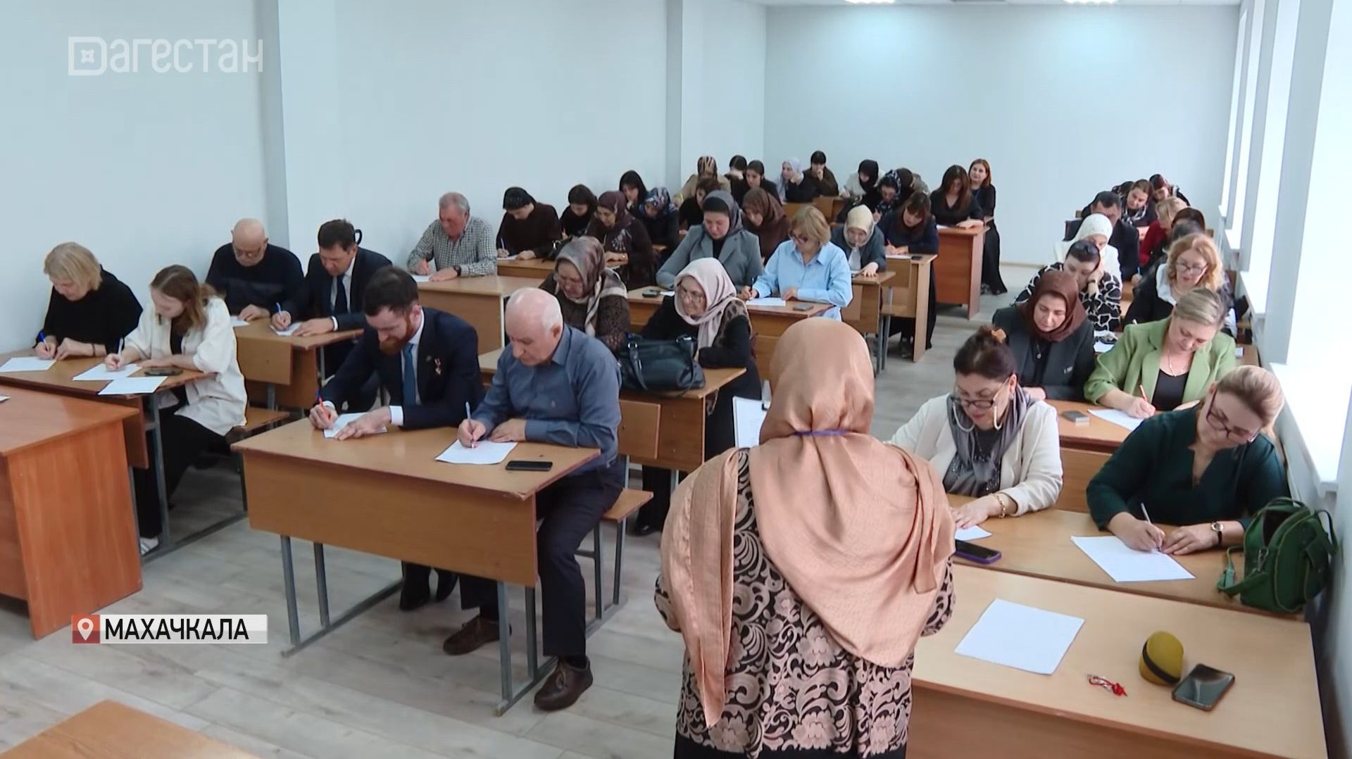 Более 300 человек в республике написали диктант на родных языках