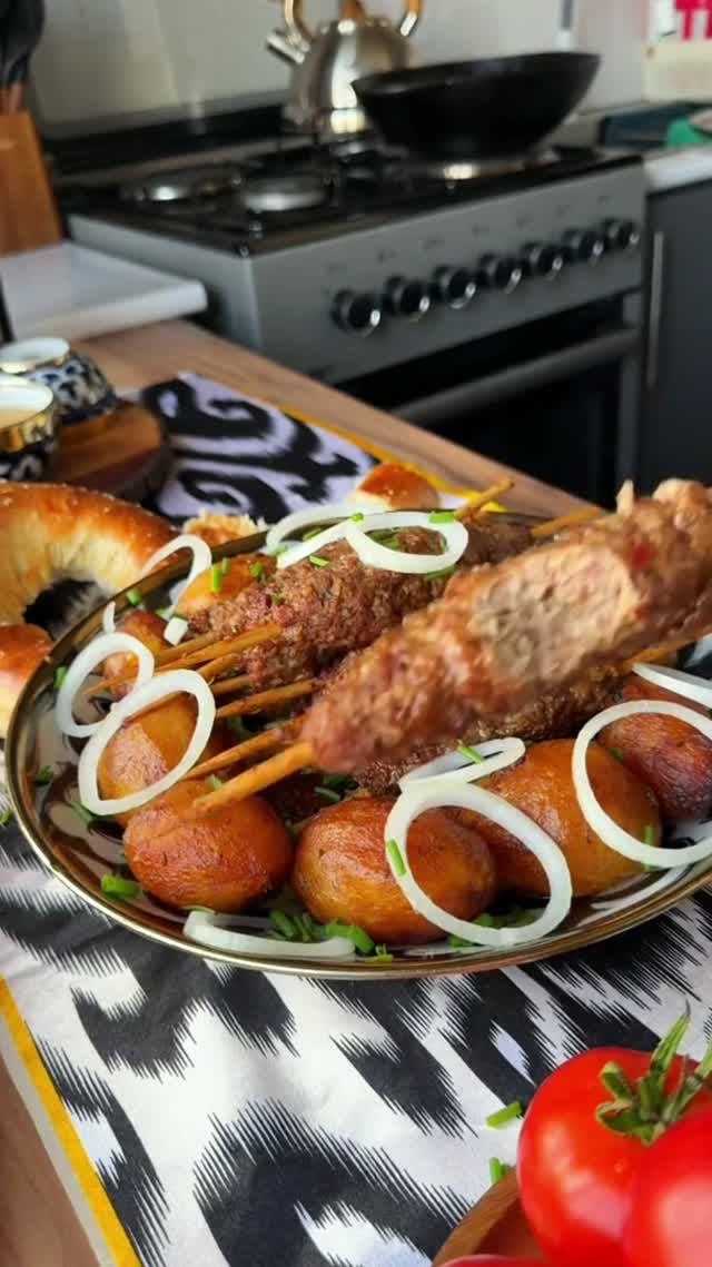 Люля-кебаб с картофелем в казане.