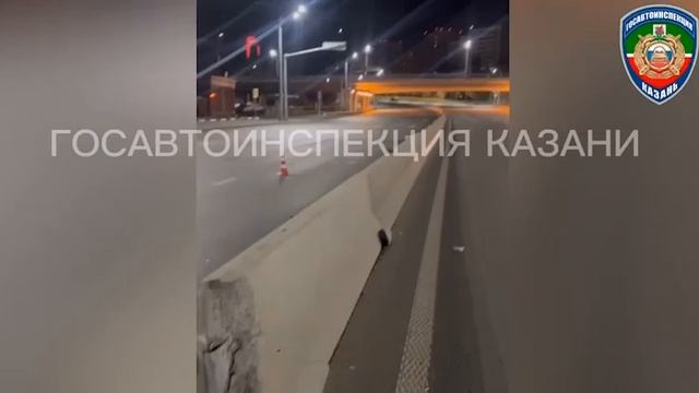 Злой рок на Назарбаева: в Казани каршеринг разбился о бетонные блоки