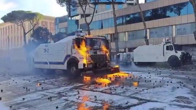 Беспорядки в столице Албании Тиране к середине сегодняшнего дня переросли в полноценные уличные бои