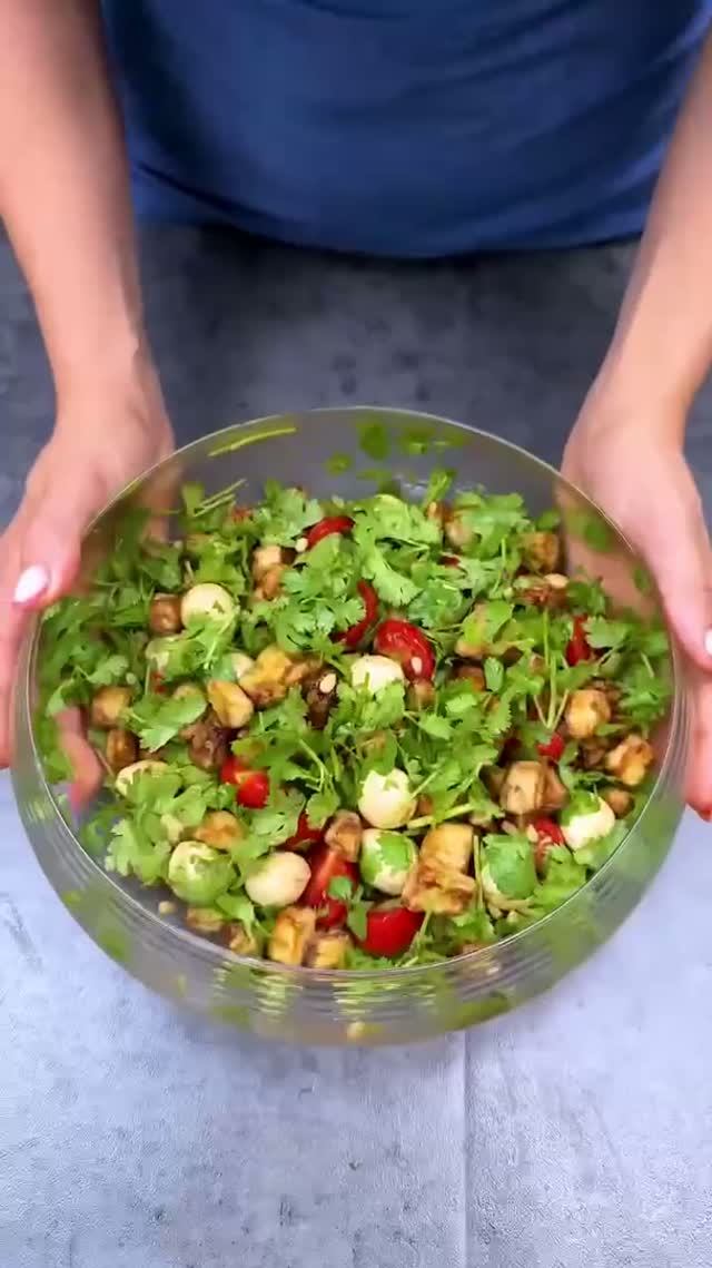 Салат с баклажанами и мини-моцареллой.