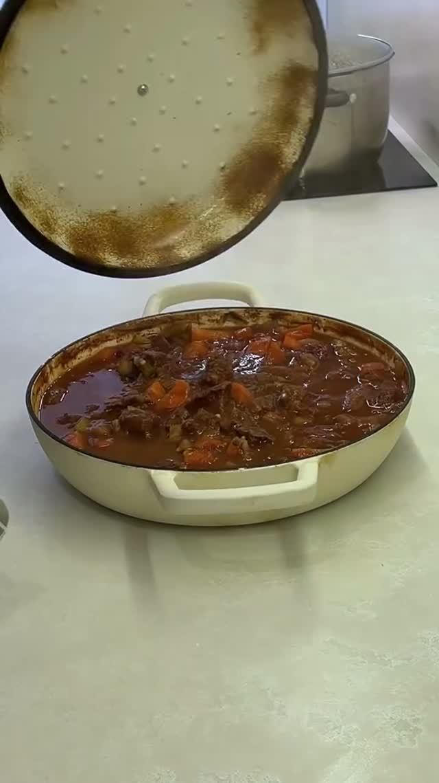 Гуляш с картофельным пюре.