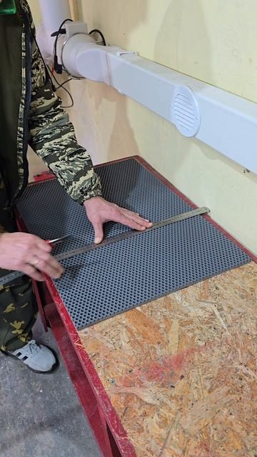 Капает вода с унитаза на пол, конденсат.