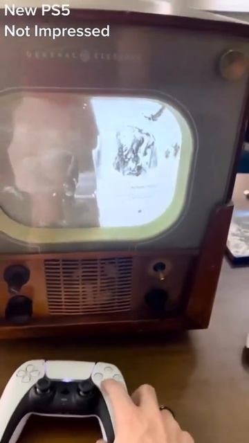 Парень с Reddit успешно подключил PS5 к чёрно-белому телевизору 1949 года выпуска