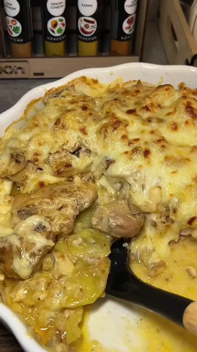 Запеченная картошка с курицей и грибами.