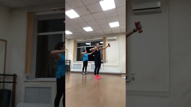 Тренировка с гантелями
