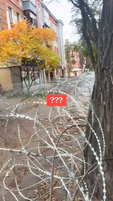 Они строят заграждения в центре Краматорска