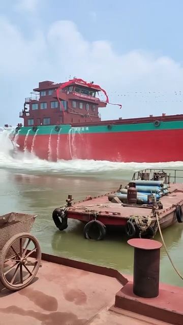 Спуск корабля на воду в одном из городов Китая