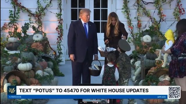 Мальчик-танкист и девочка в кокошнике навестили Трампа на Хэллоуин