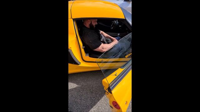 130 kg bodybuilder tries to enter a LOTUS ELISE смотреть онлайн