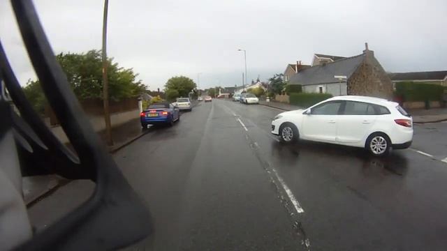 White Renault Megane - Pulls out without looking (15.6.17) смотреть онлайн